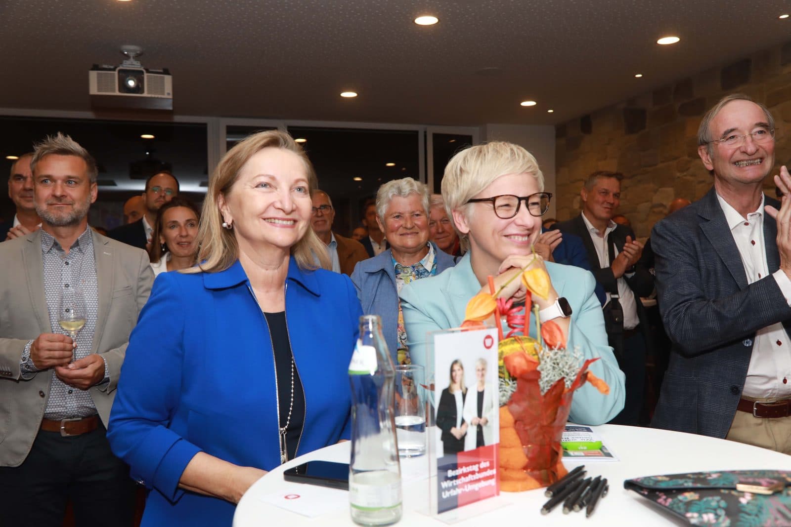 Ulrike Rabmer-Koller, Doris Hummer und Christoph Leitl mit dem Wirtschaftsbund-Netzwerk beim Bezirkstag