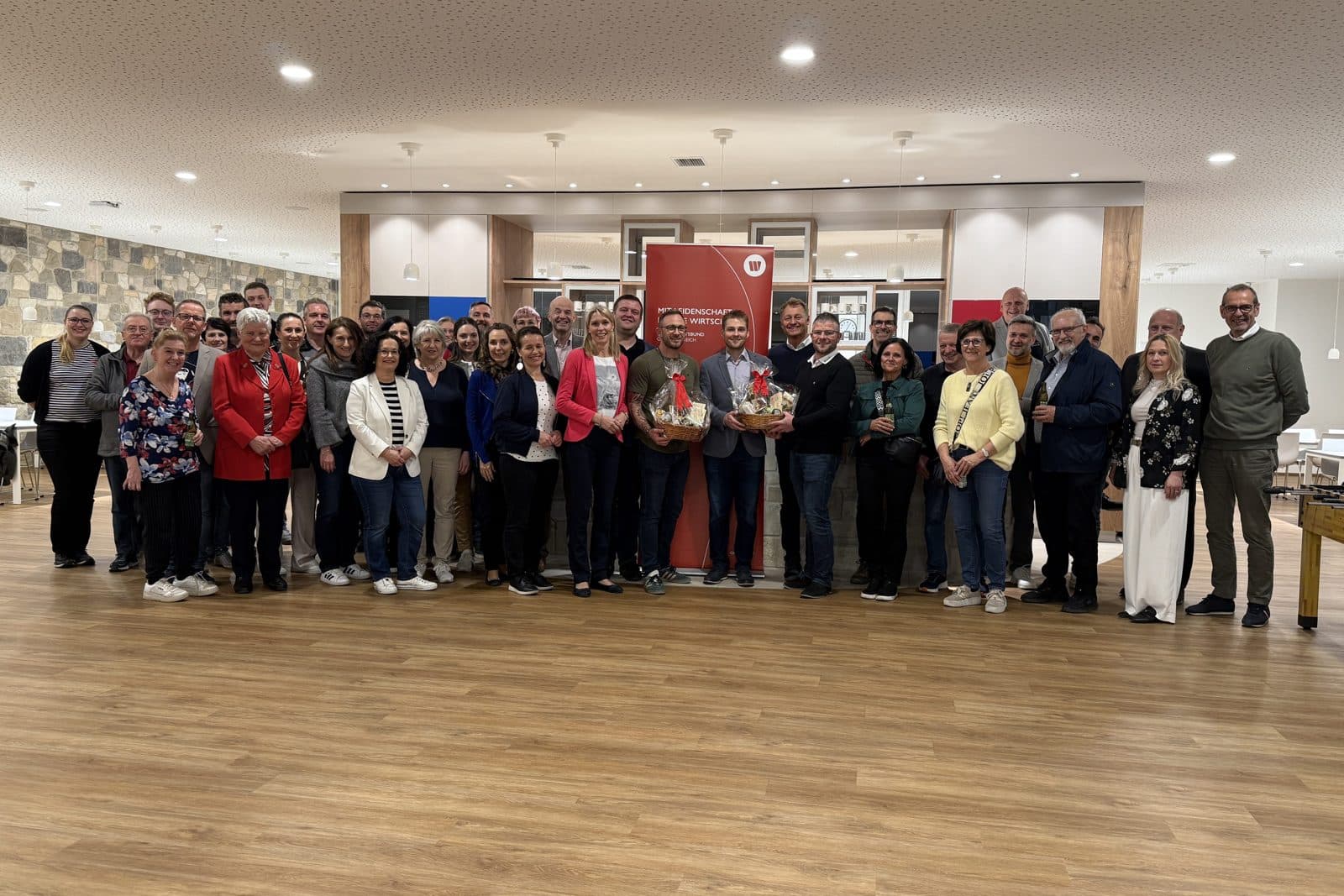 Gruppenfoto der Besucherinnen und Besucher bei SANO Transportgeräte